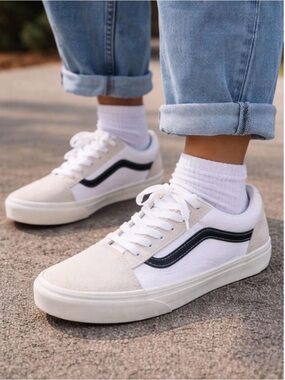 Vans Juniors Classic Low-Top White Sneakers with Navy Side Stripe Size 5.5